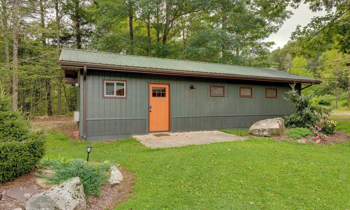 Hillsgrove Cabin | Pet-Friendly Deluxe Cabin F w/Grill in Hillsgrove