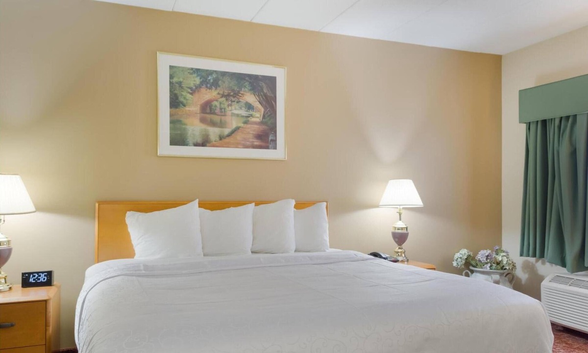 Smithfield Hotel | Pet-Friendly Deluxe King Bed Stay | 15 Mins to Providence | Free Parking & Bfast