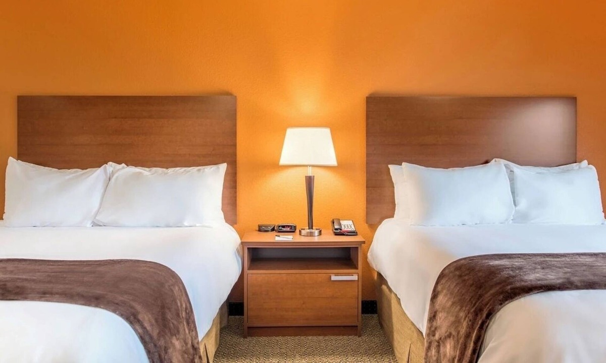 Aberdeen Hotel | Pet-Friendly Extended Stay Room – Dine, Shop, Explore Nearby