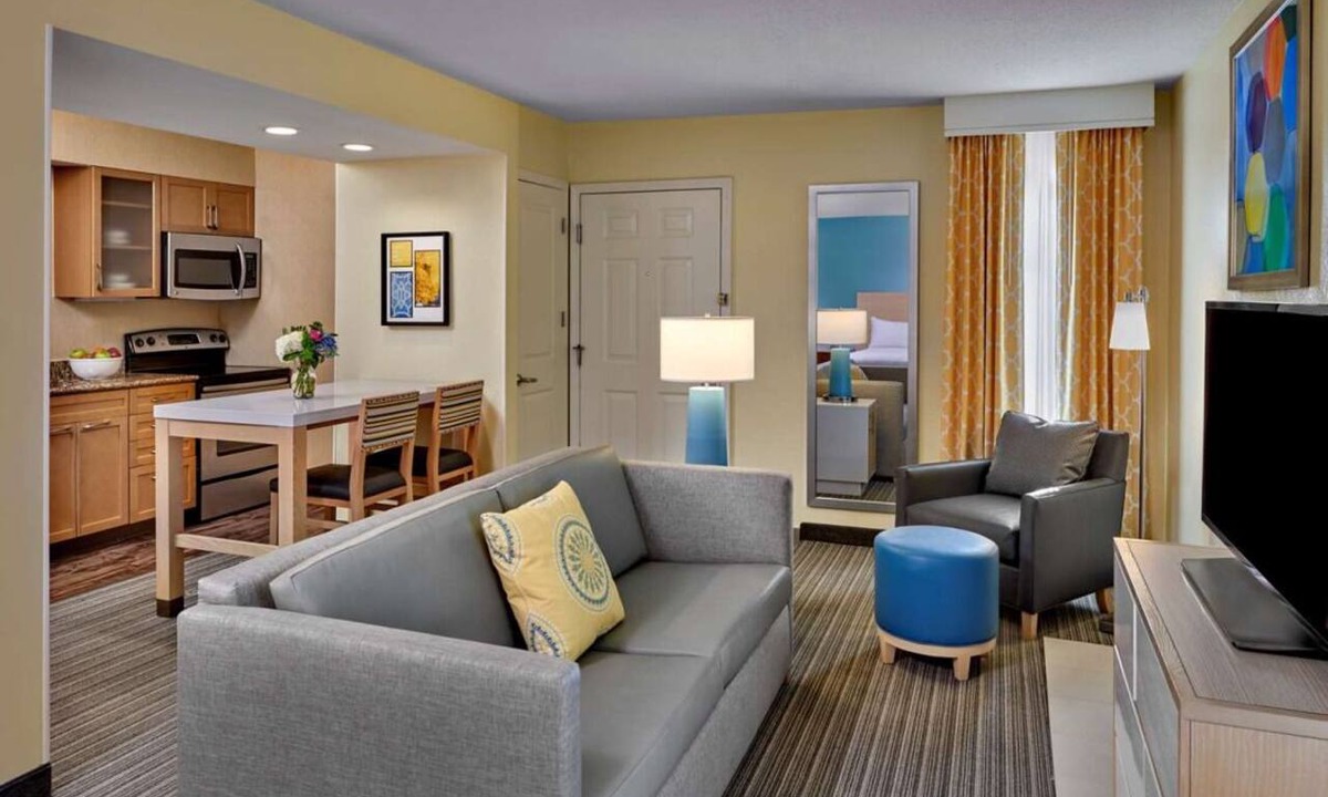 Blue Ash Hotel | Pet-Friendly Family Retreat | Enjoy Seasonal Pool & Near Cincinnati Attractions