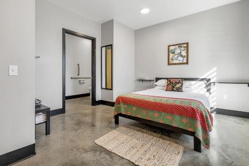 Pacific Hotel | Pet friendly first floor room near Purina Farms