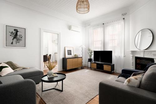 Hamilton House | Pet-Friendly Hamilton Cottage Walk to Beaumont St & Racecourse