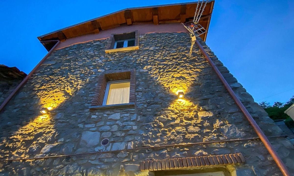 Castelnuovo di Garfagnana House | Pet friendly home in Loc. Rontano
