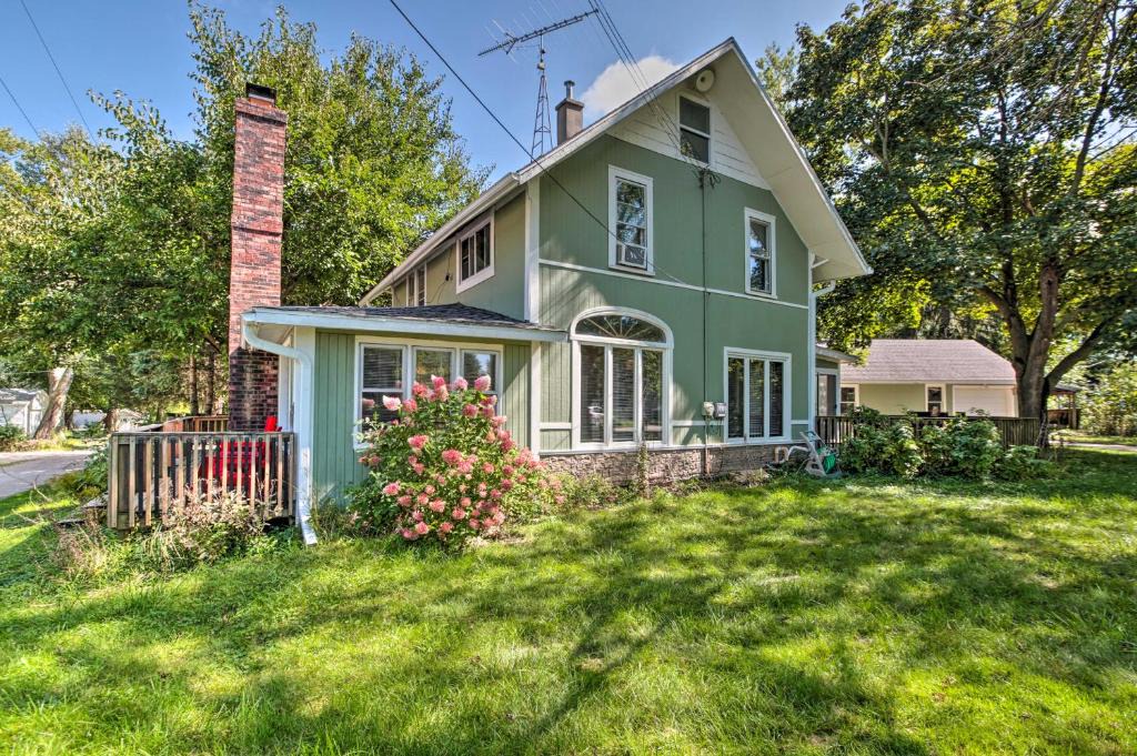 Delavan Lake House | Pet-Friendly Home w/Views of Lake Delavan!