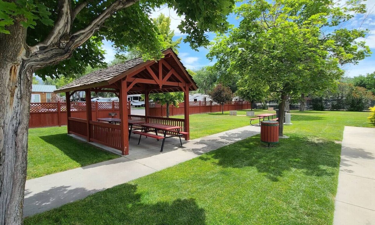 Draper House | Pet Friendly|Hot Tub|Full Kitchen|Seasonal Pool