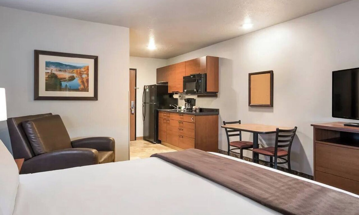 Overland Park Hotel | Pet-Friendly Hotel with Kitchens Near Overland Park Arboretum Trails