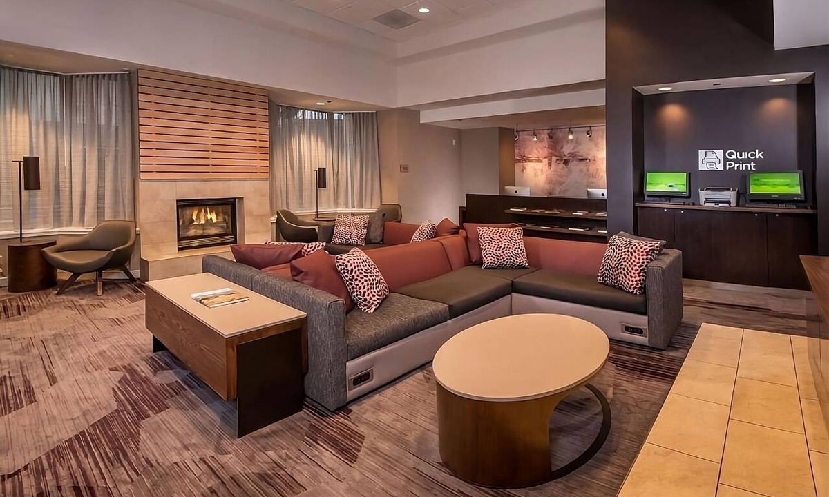 Rosslyn Hotel | Pet Friendly Hotel Near Lincoln Memoria! Onsite Starbucks & Parking!