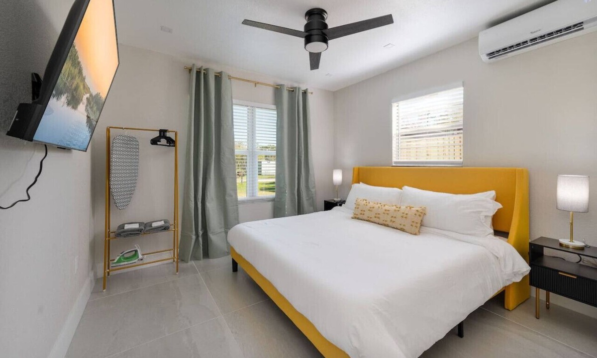 Saint Cloud House | Pet friendly + in Dwtn + 20mi to Disney & Parks!