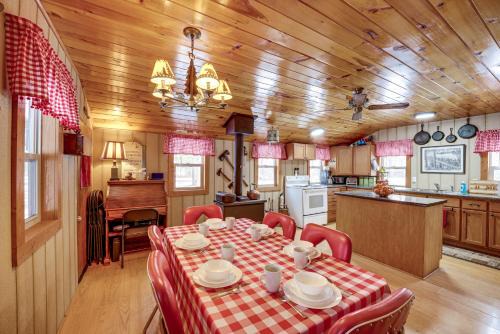 Irons House | Pet-Friendly Irons Cottage w/Fire Pit & Fireplace