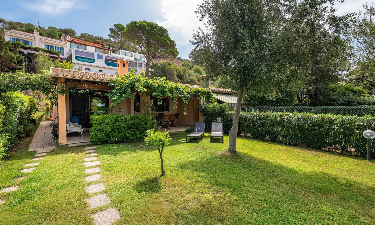 Geremeas House | Pet-Friendly Holiday Home “Casa Anna” next to the Beach with Sea Views