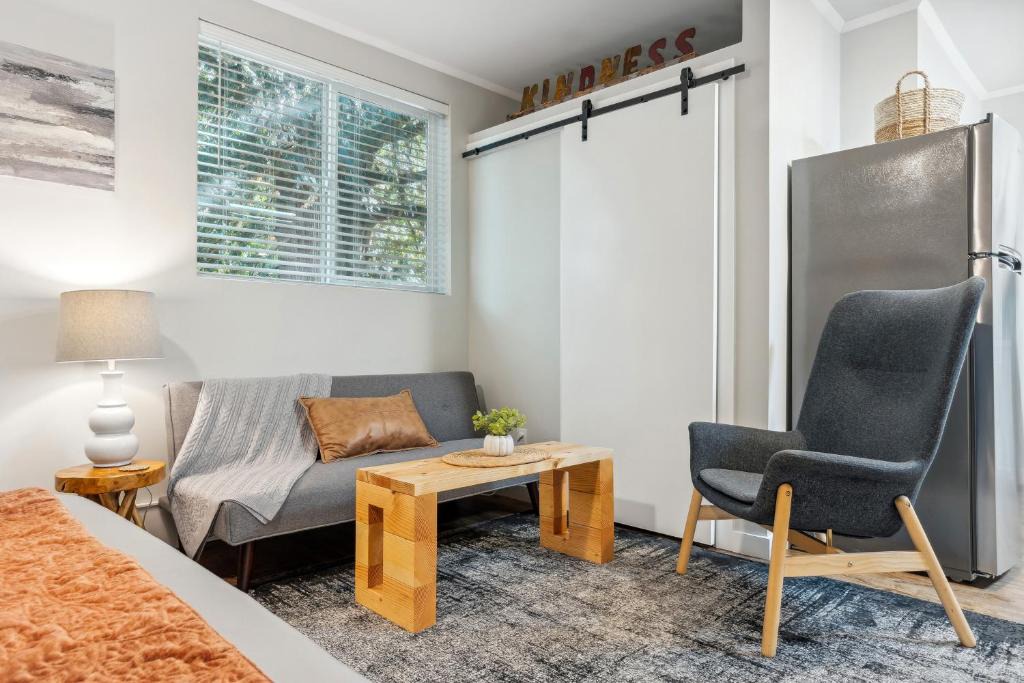 Covington Apartment | Pet-Friendly Kent Vacation Rental, Walk to Lake!