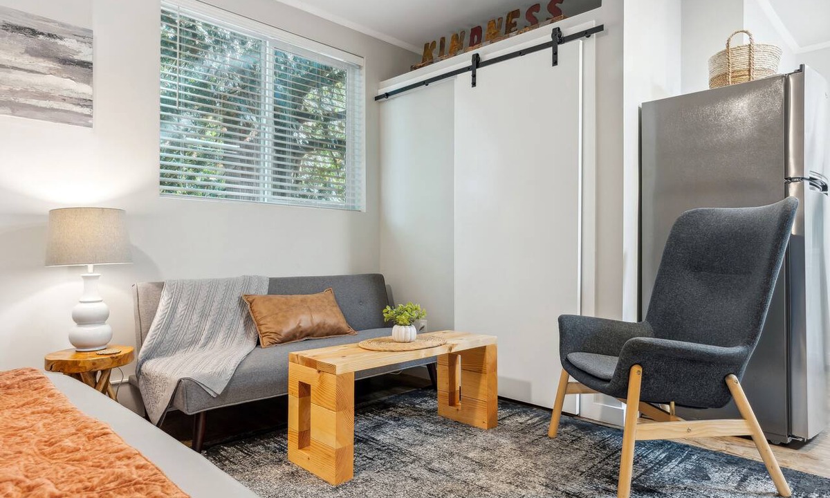 Covington Apartment | Pet-Friendly Kent Vacation Rental, Walk to Lake!