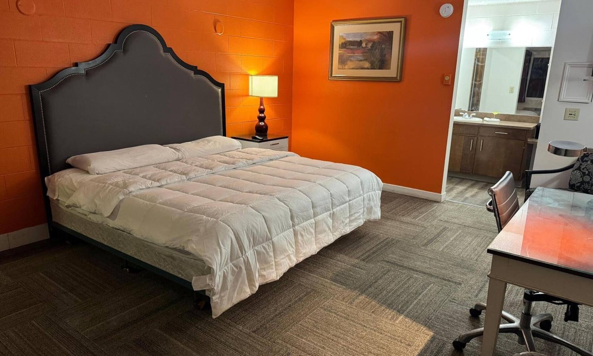 Walla Walla Hotel | Pet Friendly King Stay | Near Gesa Power House Theatre | Free On-Site Parking!