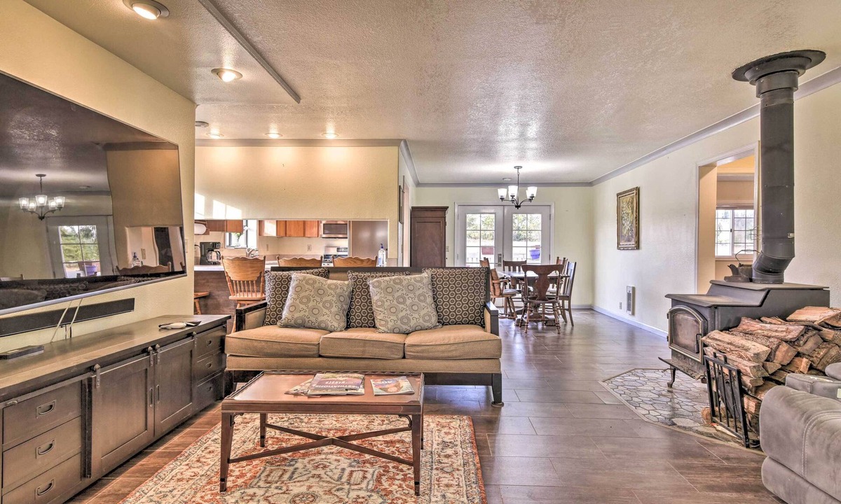 La Center House | Pet-Friendly La Center Home ~ 6 Mi to Casinos