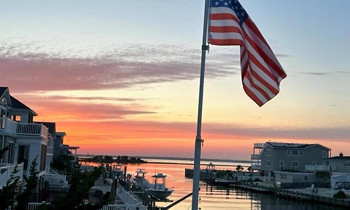 Ship Bottom House | Pet Friendly. Lagoon front. Bay views. Docks. Kayaks. Private yard. Beach.