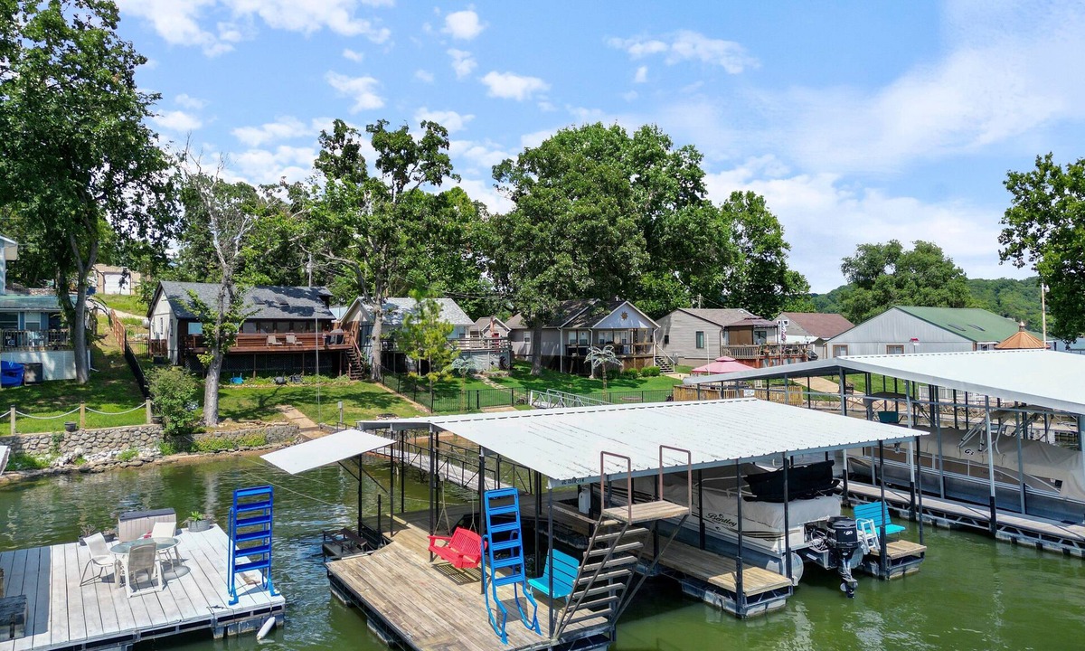 Climax Springs House | Pet-Friendly Lakefront Home in a Quiet Cove w/Netflix, Outdoor Seating, Boat Slip