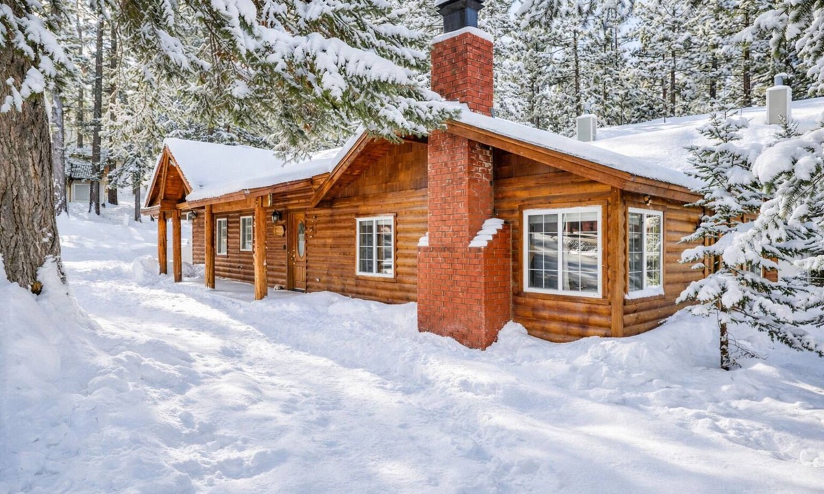 Upper Moonridge Cabin | Pet Friendly Log Cabin: Fenced Deck, Propane BBQ & 2-Car Garage Access