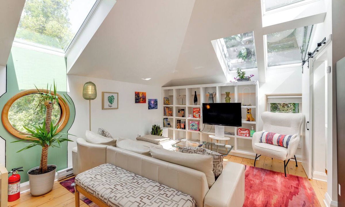 Bryn Mawr Apartment | Pet-Friendly Minneapolis Studio: Walk to Lake!