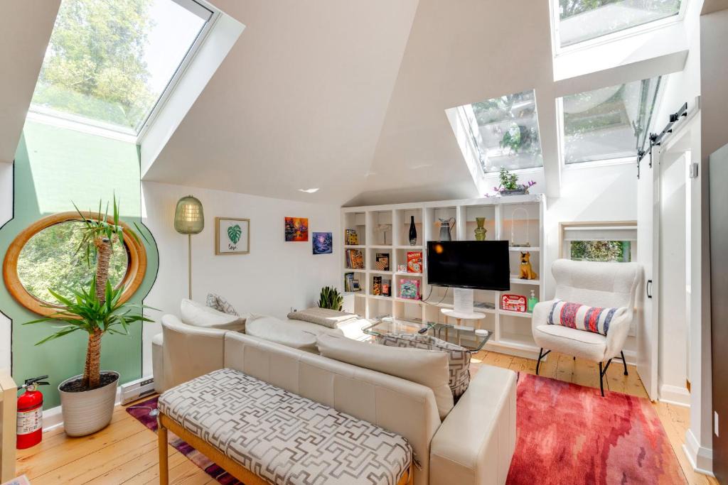 Bryn Mawr Apartment | Pet-Friendly Minneapolis Studio: Walk to Lake!