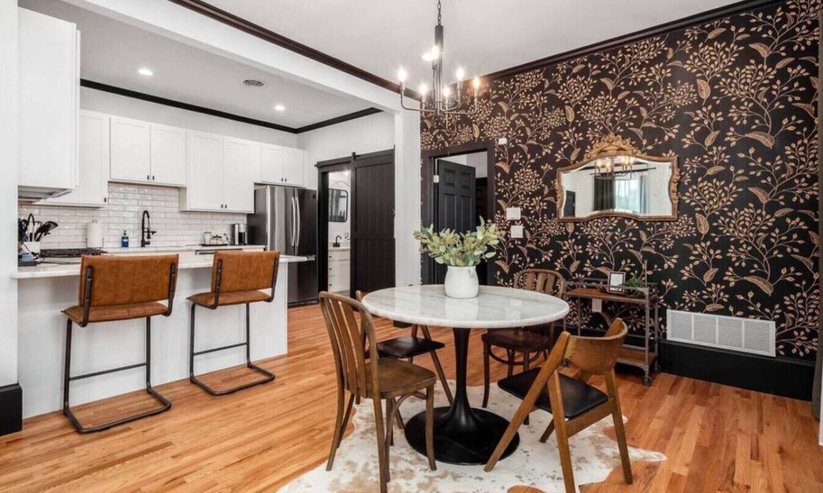 Victorian Village Apartment | Pet Friendly | Modern Touches | Walk to Bars