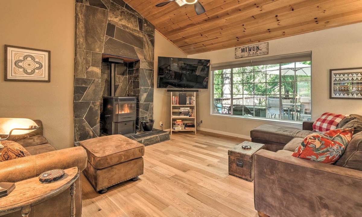 Twain Harte House | Pet-Friendly Modern Mountain Home w/ Deck, Hot Tub