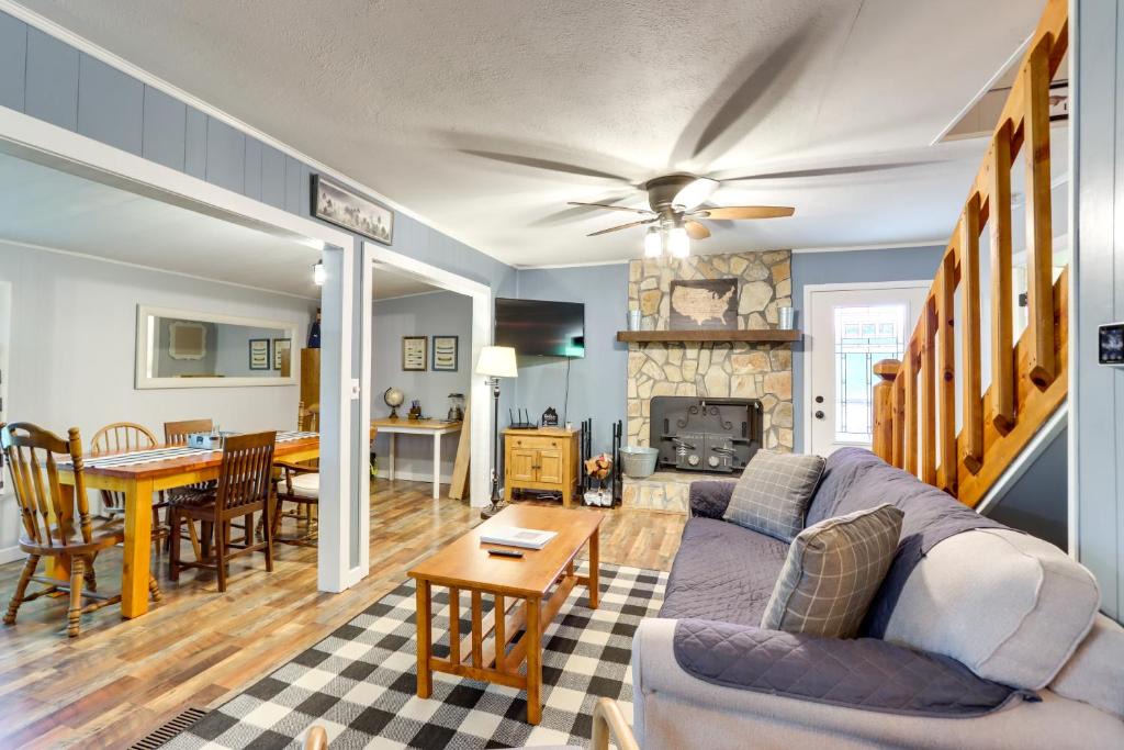 Murphy House | Pet-Friendly Murphy Home: Grilling Deck + Fire Pit