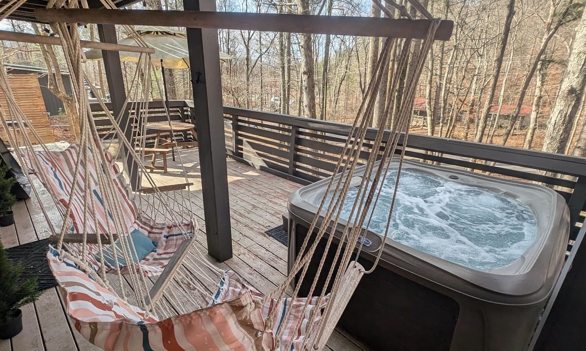 Sevierville House | *Pet Friendly* Peaceful 3 bd w hot tub, fire pit, games