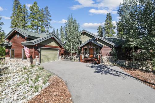 Fairways House | Pet Friendly, Pine Needle Lodge, a retreat with hot tub, views, and sleeps 10