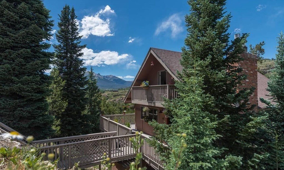 Dillon House | Pet Friendly! Private Hot Tub. Walk/Easy Drive to Amphitheater, Dining, Shops