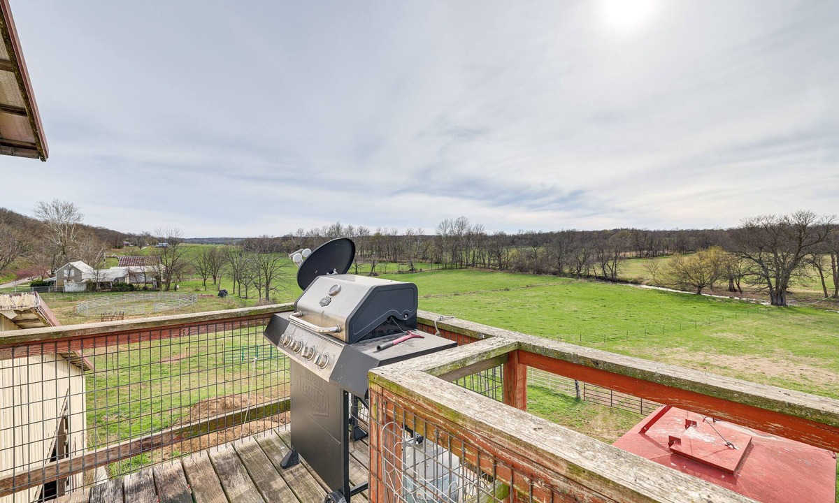 Powell Apartment | Pet-Friendly Purdy Home w/Horse Stables & Trails!