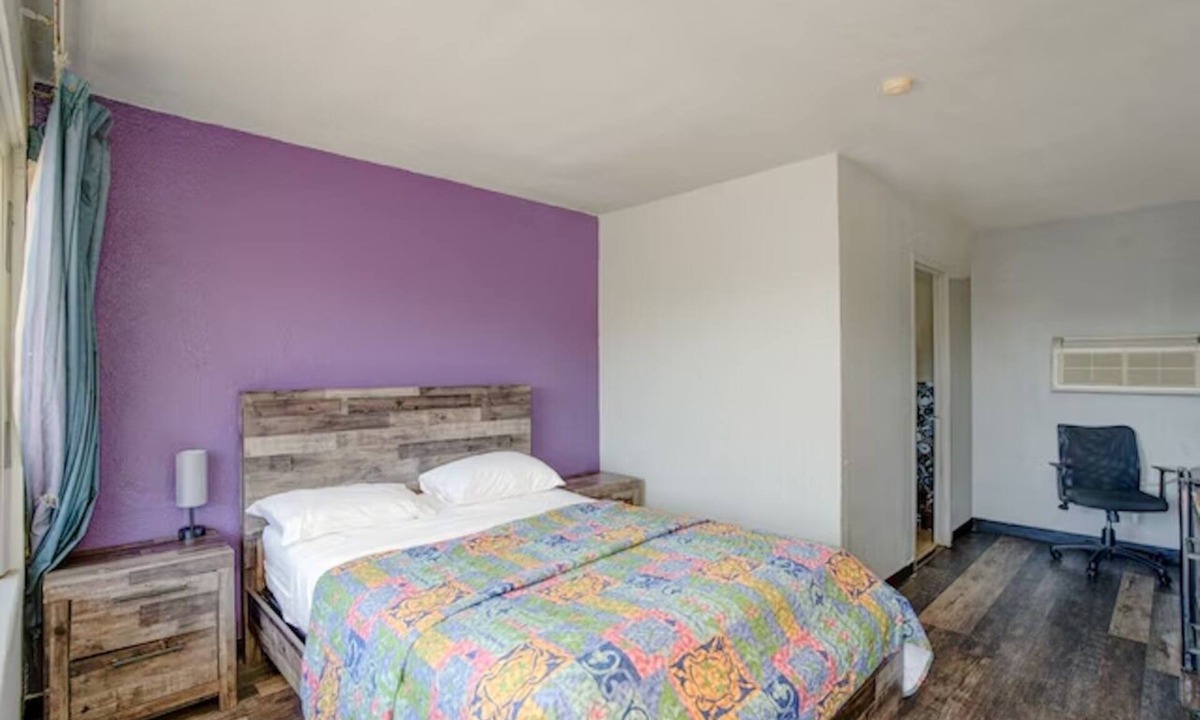 Oak Lawn Hotel | Pet-Friendly Queen Bed Room w/Fridge near Haunted Trails Family Ent. Center