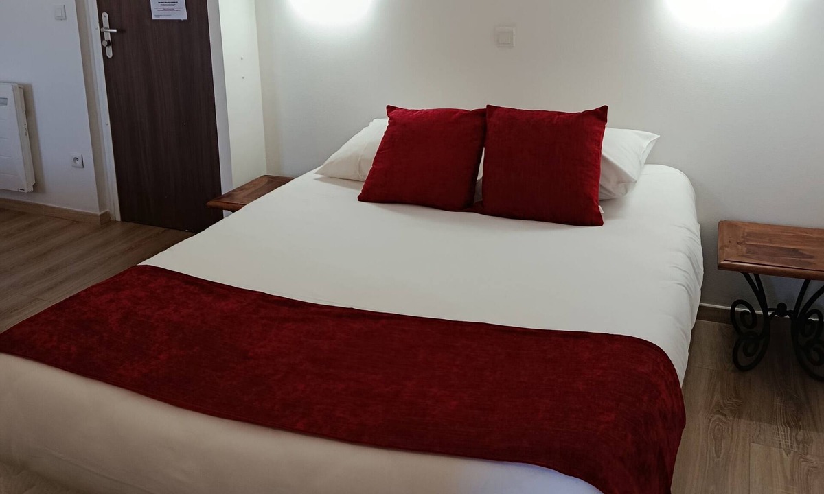 Digne-les-Bains Hotel | Pet-Friendly Room w Parking Close to Local Trails