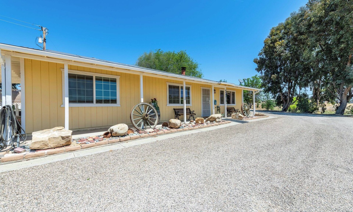 Paso Robles House | Pet Friendly Ranch with Fire Pit, BBQ and Pool!