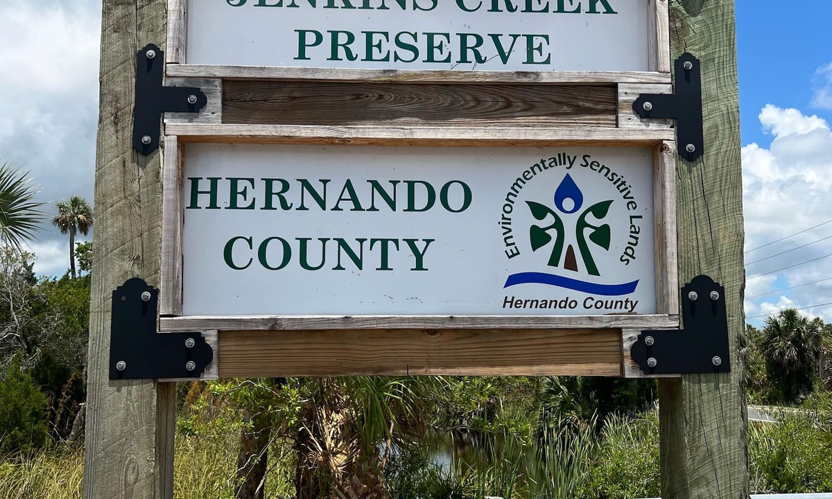 North Weeki Wachee Cottage | Pet friendly remodeled cottage- 3 minutes from the Mermaids