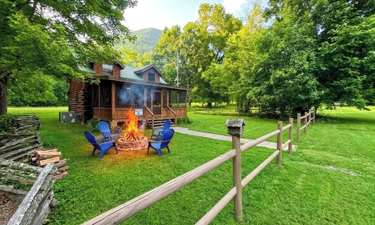 Townsend Cabin | Pet Friendly ☀River Access☀2 bdrm/1 bath☀At Park Entrance☀Screened Porch