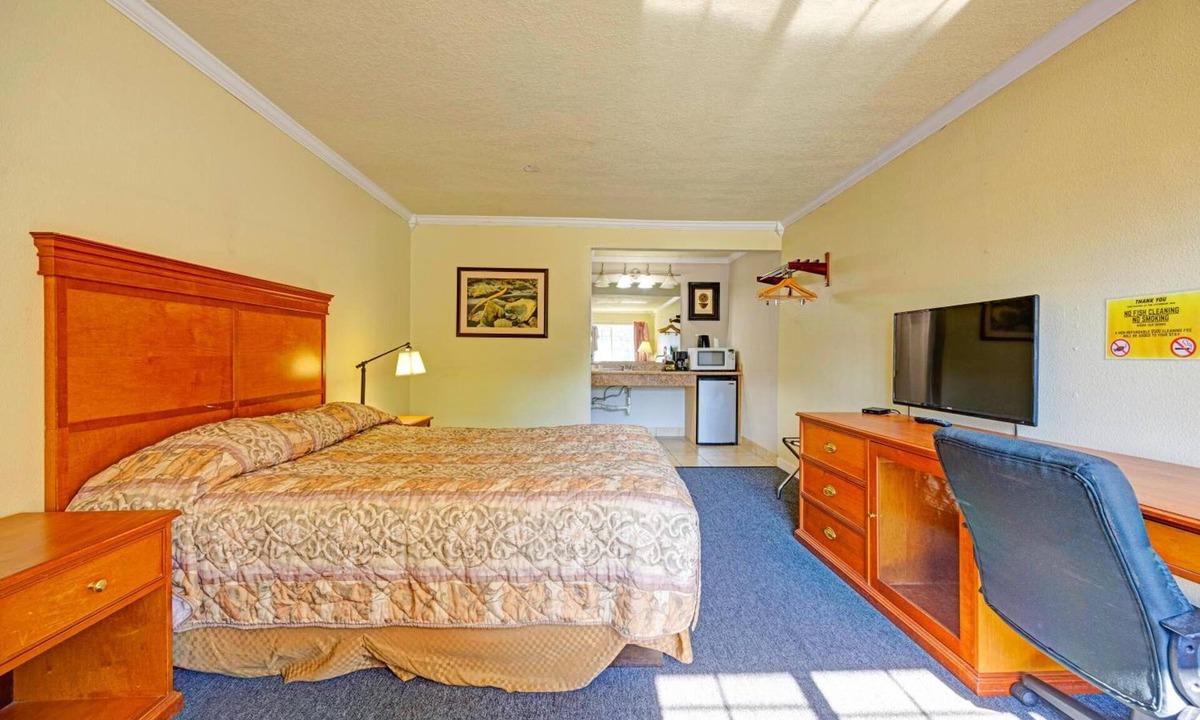 Stevenson Hotel | Pet-Friendly Riverside Room w/Queen Bed Near Columbia Gorge