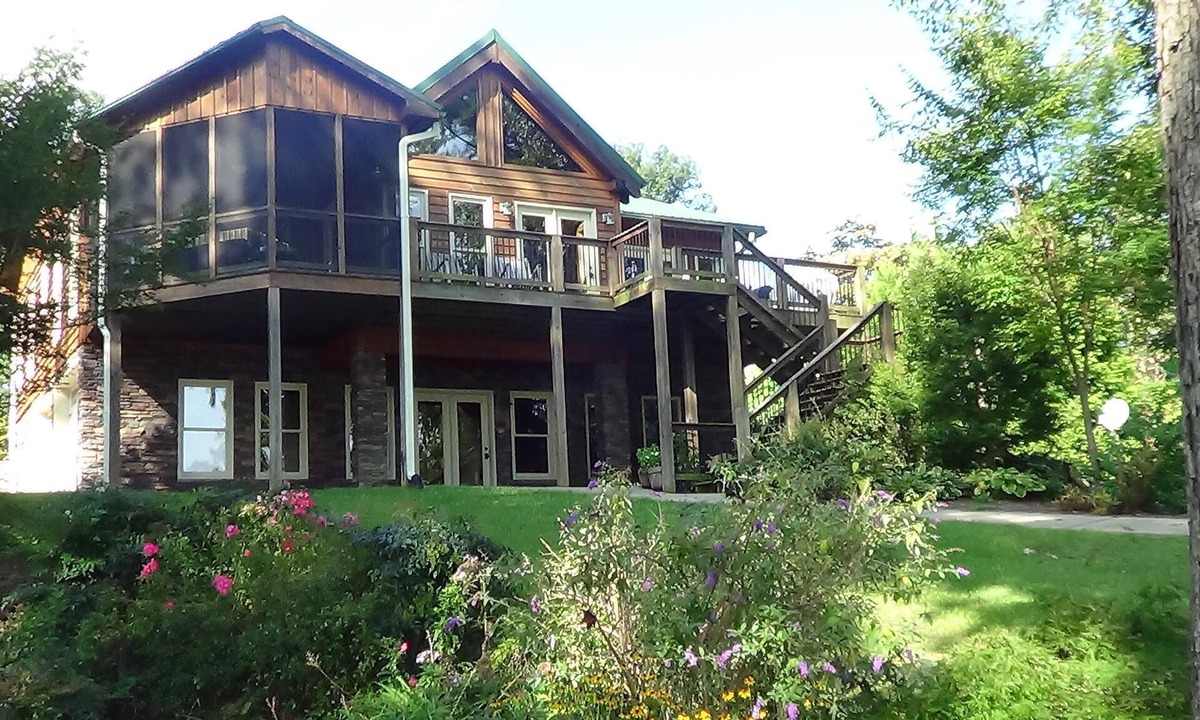 Townville House | Pet Friendly, Rustic LakeFront Home, 4 kayaks, Pontoon rental, free WiFi, Floats