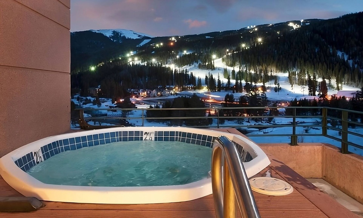 Mountain House Hotel | Pet-friendly Ski Resort w/Scenic Views! 2 Comfortable Units, Breakfast, Shuttle