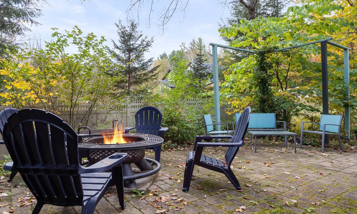 Stowe Area Ski Chalet | Pet Friendly Stowe Retreat 7 Mins to Mountain & Village Firepit Sleeps 8