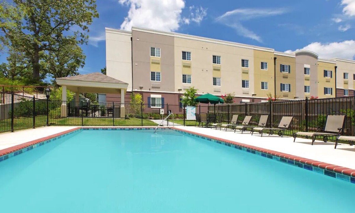 Hot Springs Hotel | Pet friendly Studio Suite with Kitchenette Near Lake Hamilton Adventures