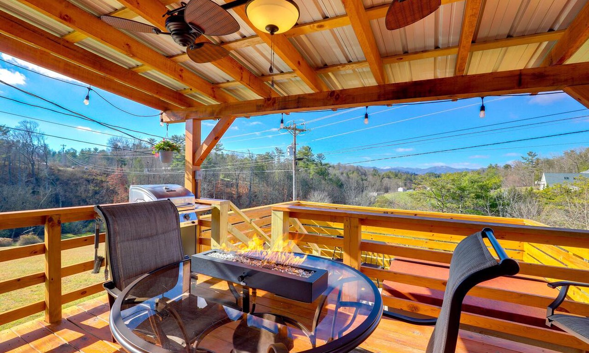 Marshall Apartment | Pet-Friendly Studio w/ Hot Tub & Views in Marshall