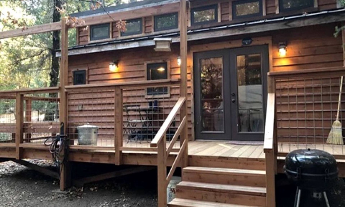 Cobb Cabin | Pet Friendly Tiny House for Glamping in California Woodlands