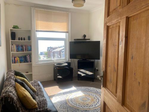 Ramsgate Apartment | Pet Friendly Top Floor Apt w Sea View Sleeps 5