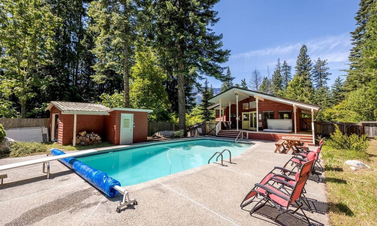 Leavenworth Cabin | Pet-Friendly Tranquil Family Mountain Cabin with Hot-Tub and Pool Nestled near the North Shore of Lake Wenatchee, Washington