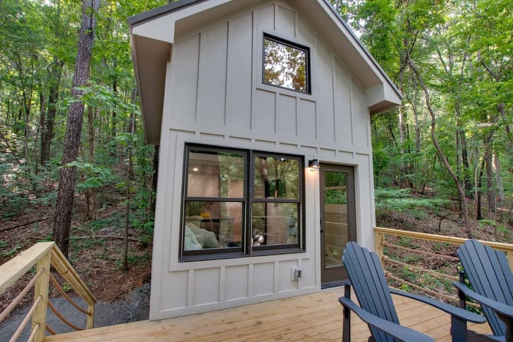 Groveoak Cabin | Pet-Friendly Tree House Great for a Relaxing Escape in Alabama
