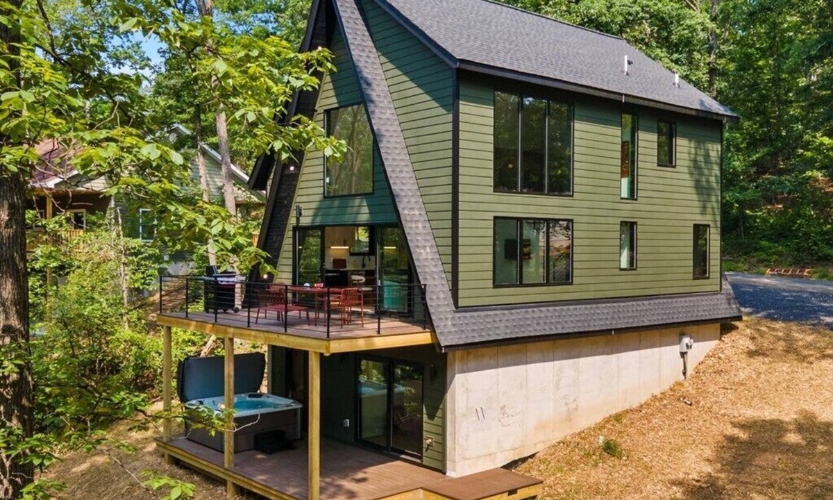 Mount Jackson Cabin | Pet-Friendly Treehouse Sanctuary w/Hot Tub & Firepit