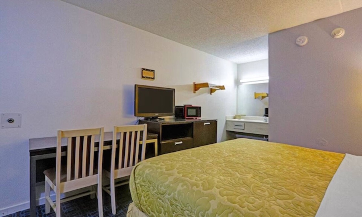 Brookville Hotel | Pet-Friendly King Room near Brookville Historical Society | Free Parking