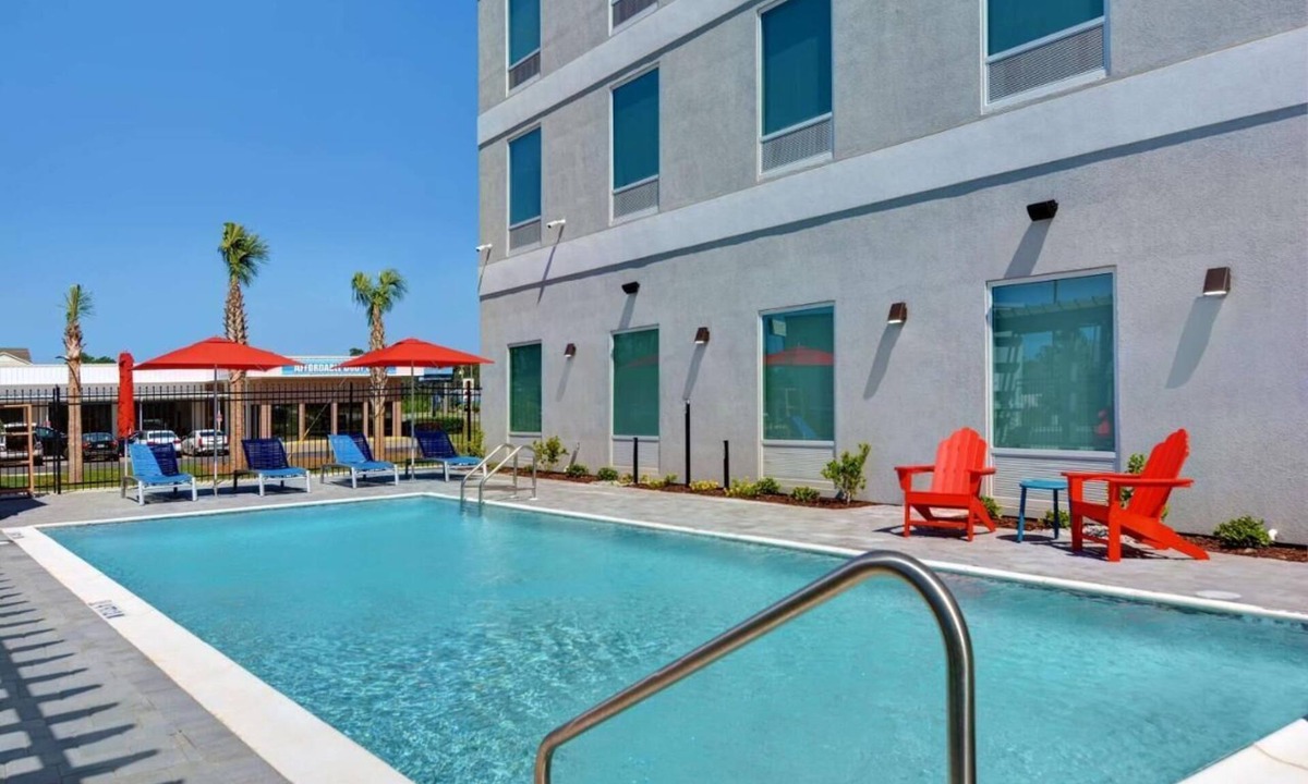 Upper Grand Lagoon Hotel | Pet-Friendly Suite | Breakfast + Pool | Panama City Beach