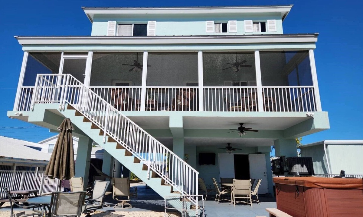 Blue Waters House | Pet-Friendly Waterfront w/45’ Dock & Boat Lift Bay Access Sunsets