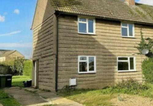 Farcet House | Peterborough Nice House with garden free parking